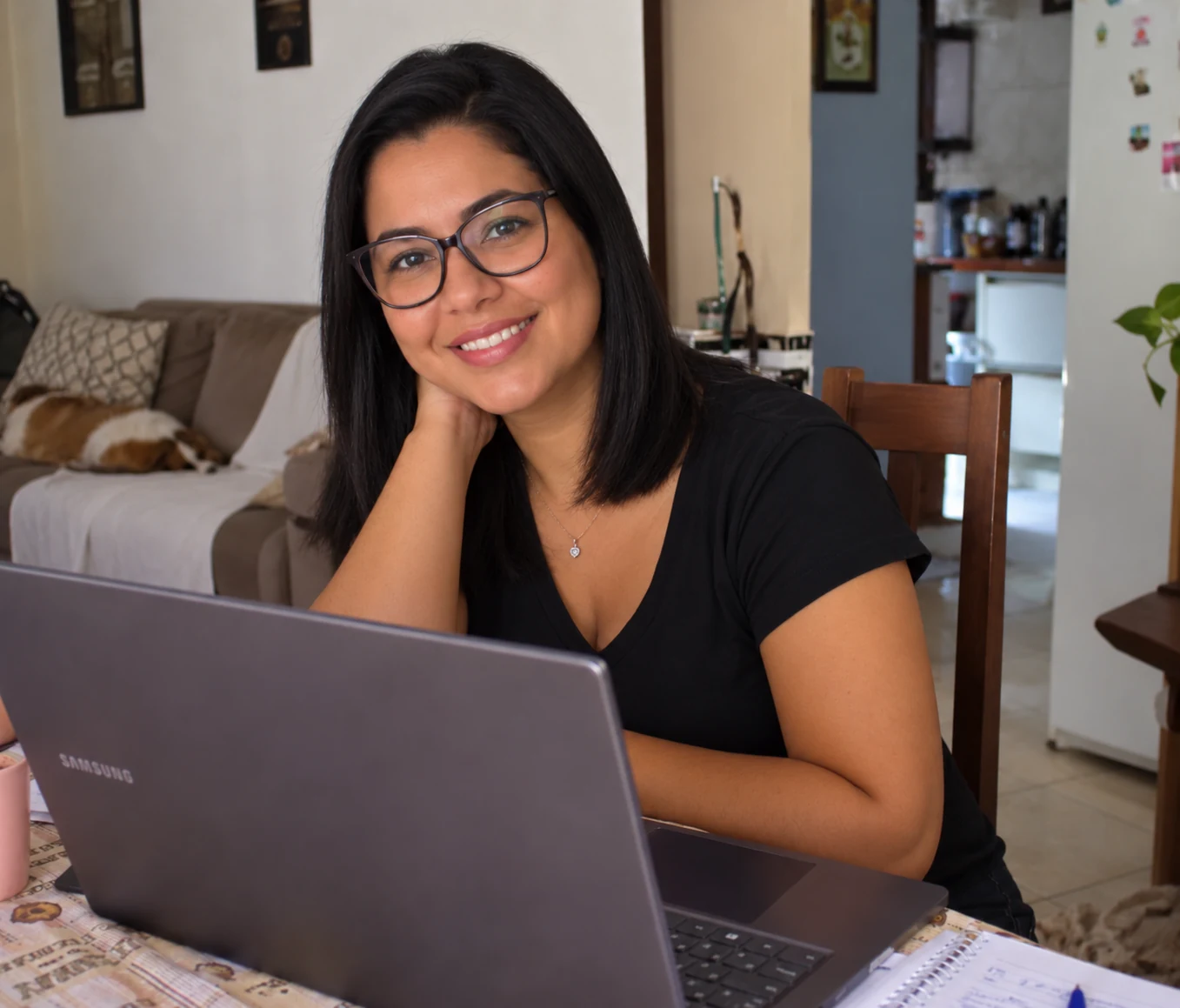Cintia Santiago, autora de Mãe, Respira, em casa com seu computador.